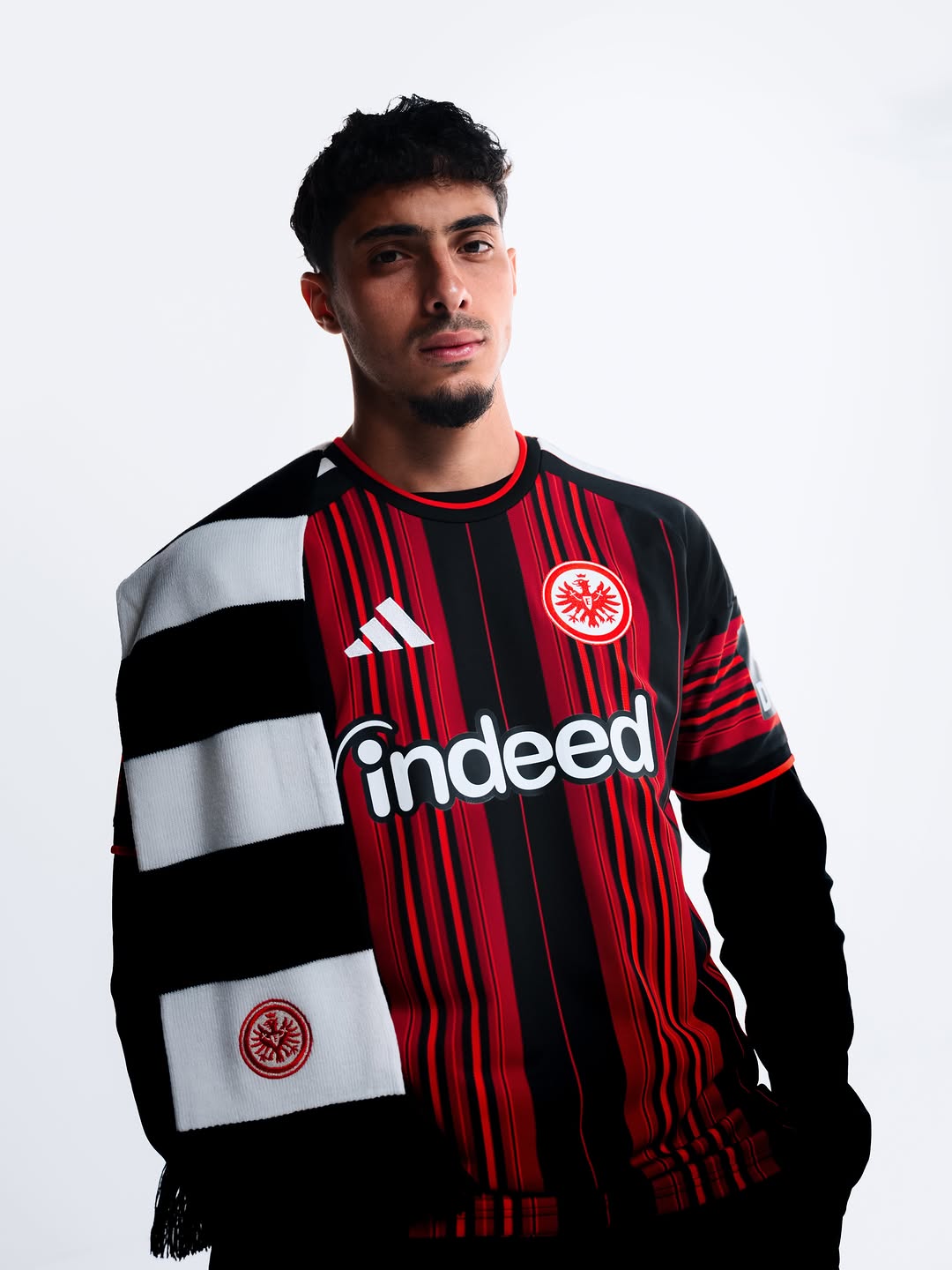 Maillot domicile Eintracht Frankfurt 2026-2027 au twist moderne !