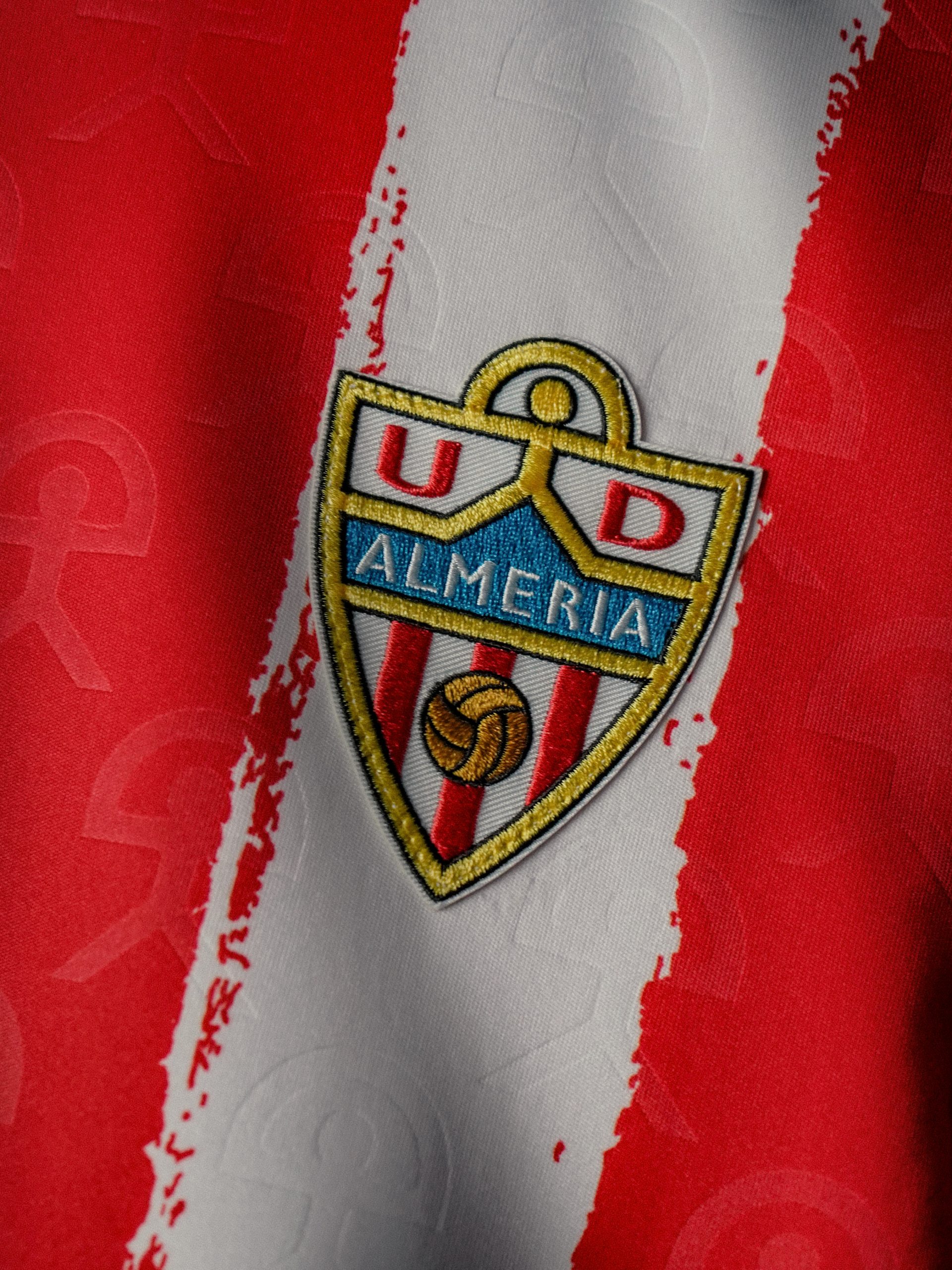 Maillots UD Almería 2026-2027 sous le signe du symbole Indalo