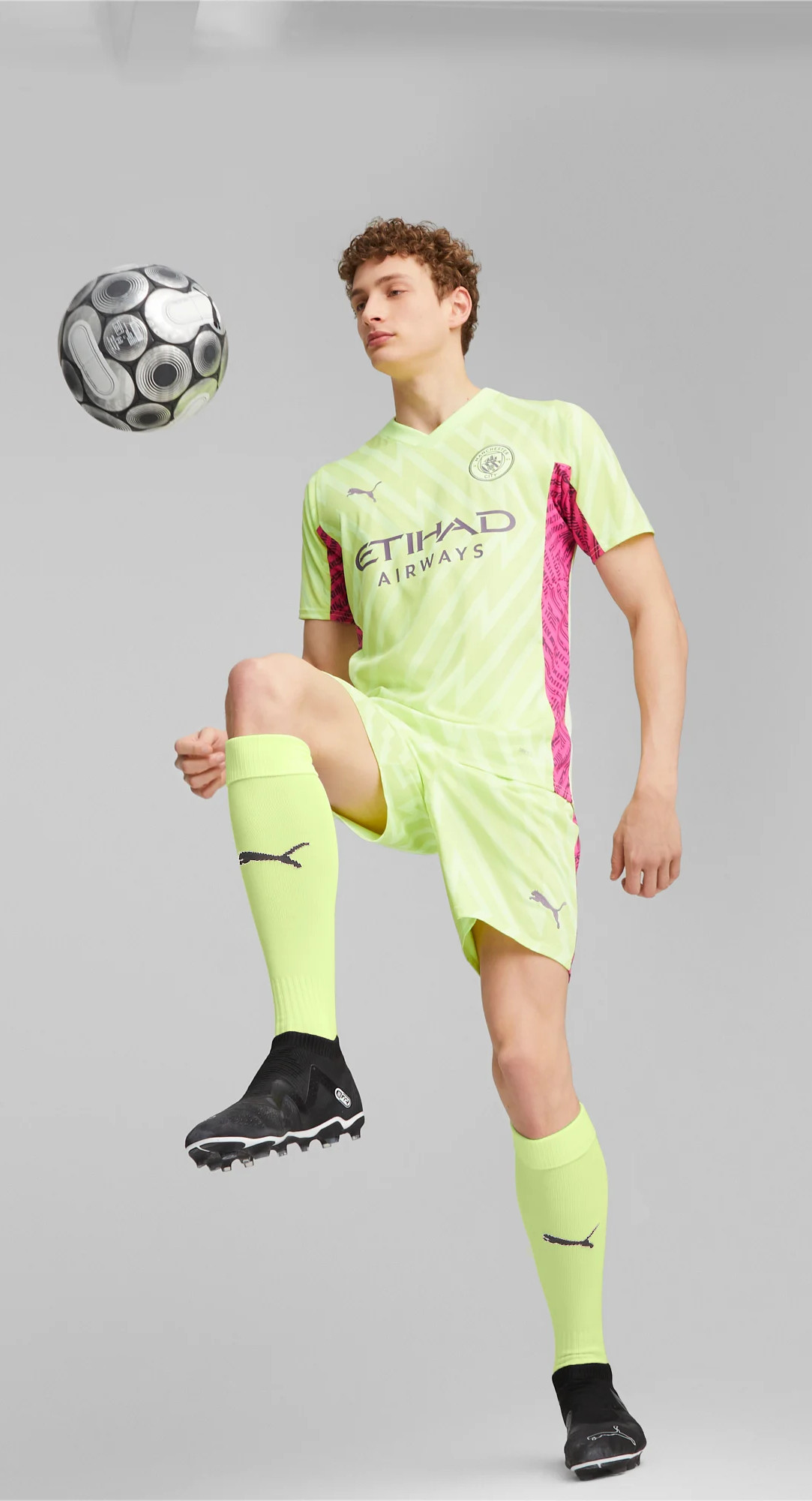 C'est le maillot des gardiens de Manchester City 2023-2024